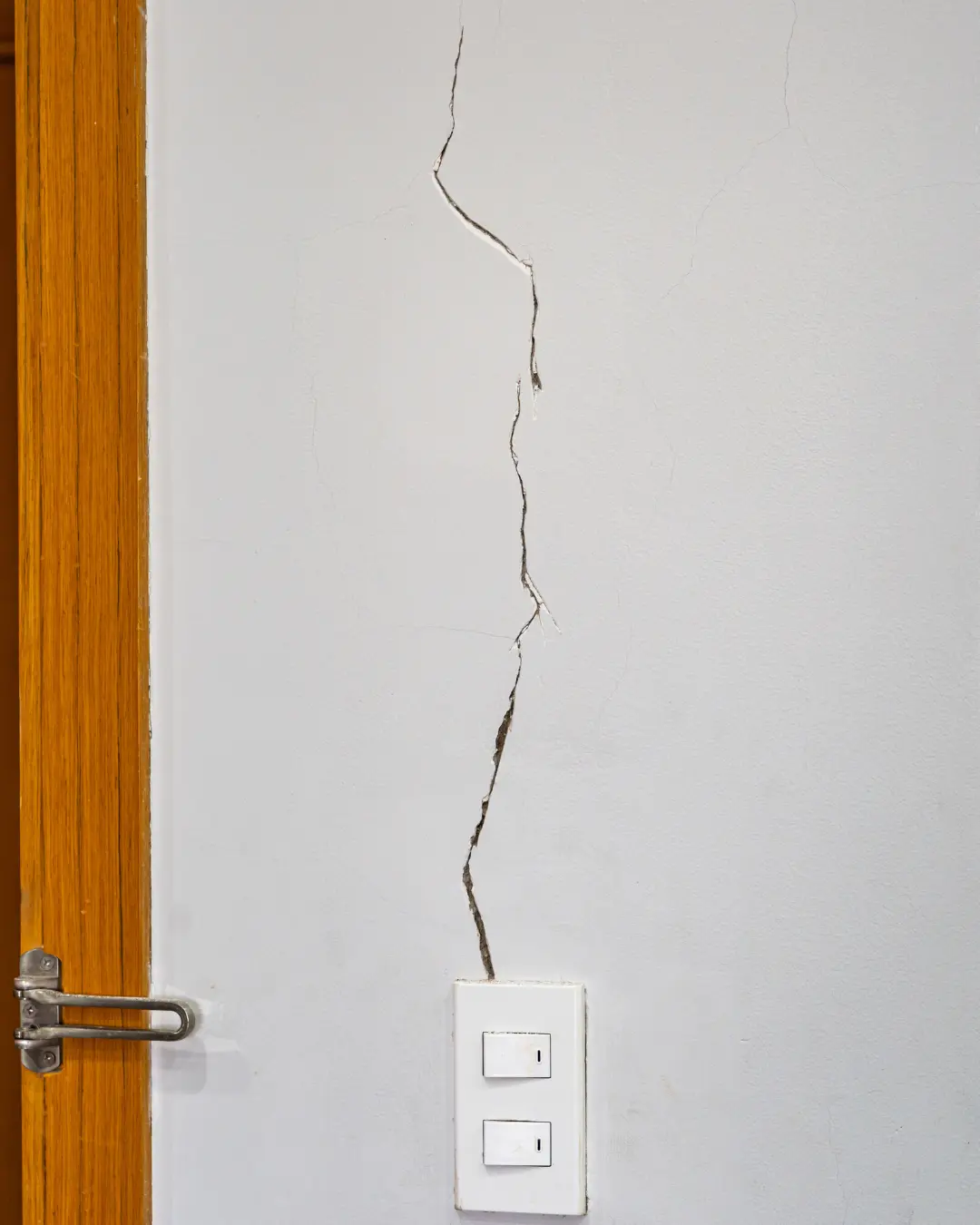 Grieta en pared blanca